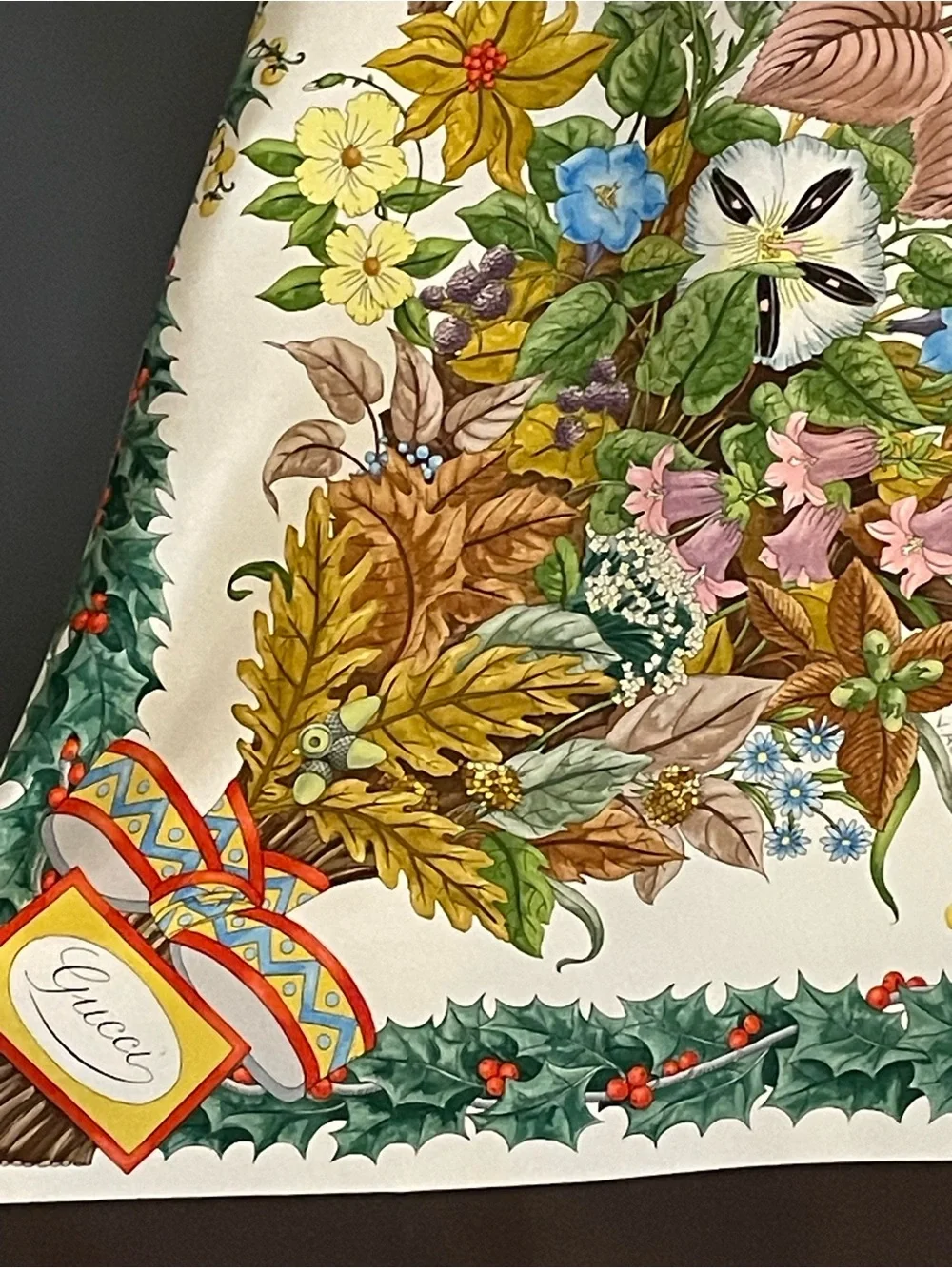 Vintage Gucci V Accornero Silk Scarf Agrifoglio Holly 34 In Good Condition